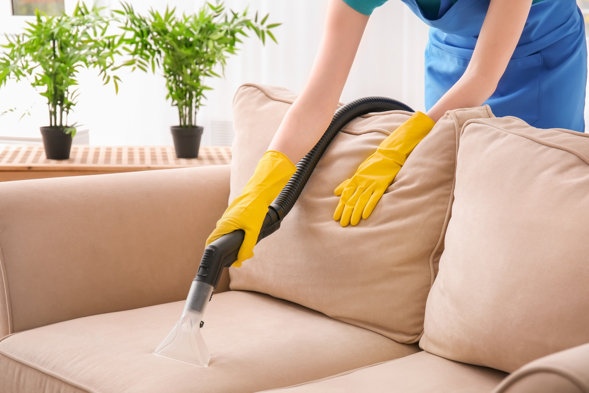 HOW TO CLEAN COUCH UPHOLSTERY: