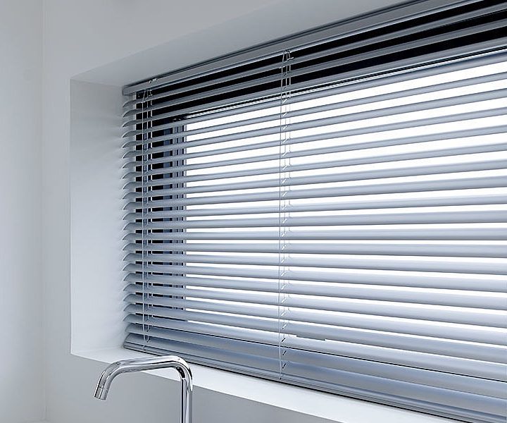 Change the atmosphere with the installation of Venetian blinds